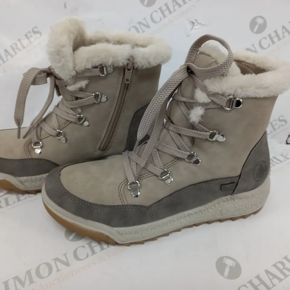 BOXED PAIR OF RIEKER ANTISTRESS WARM HIKING BOOTS SIZE 5 CREAM 