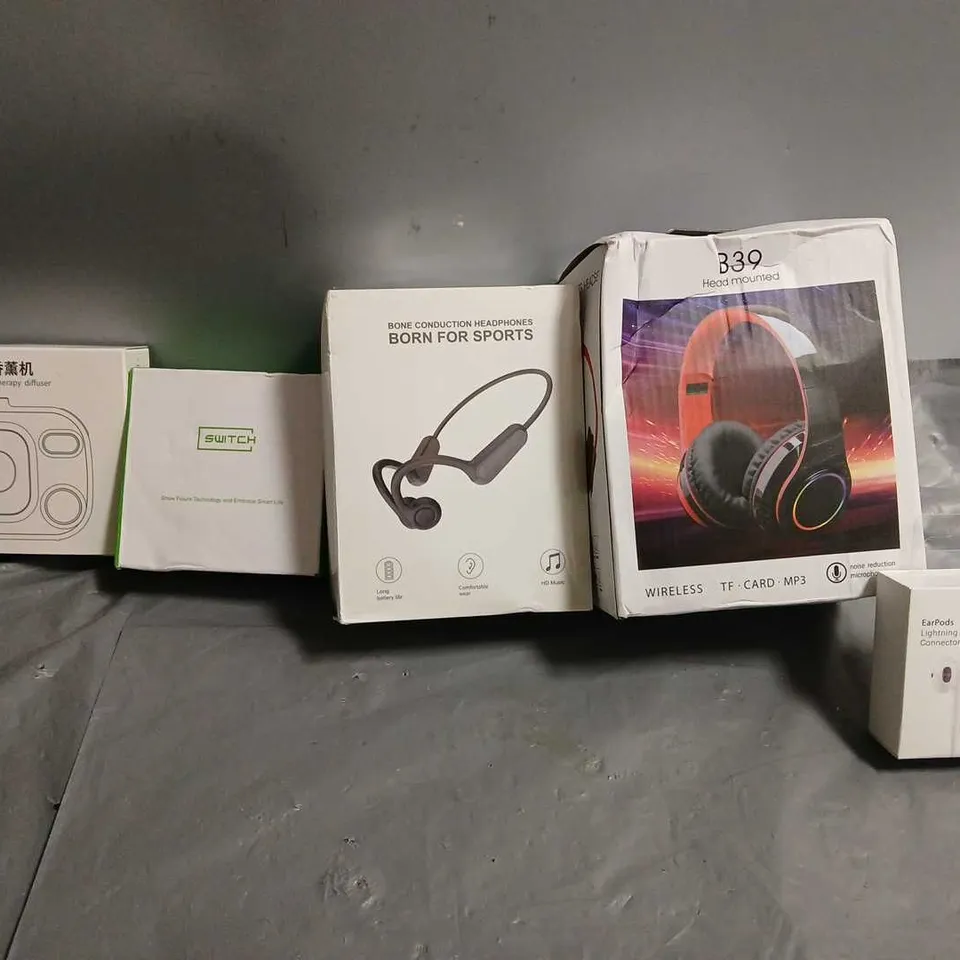 APPROXIMATELY 12 ASSORTED ITEMS TO INCLUDE - B39 HEAD MOUNTED WIRELESS , EARPODS , AROMATHERAPY DIFFUSER ETC