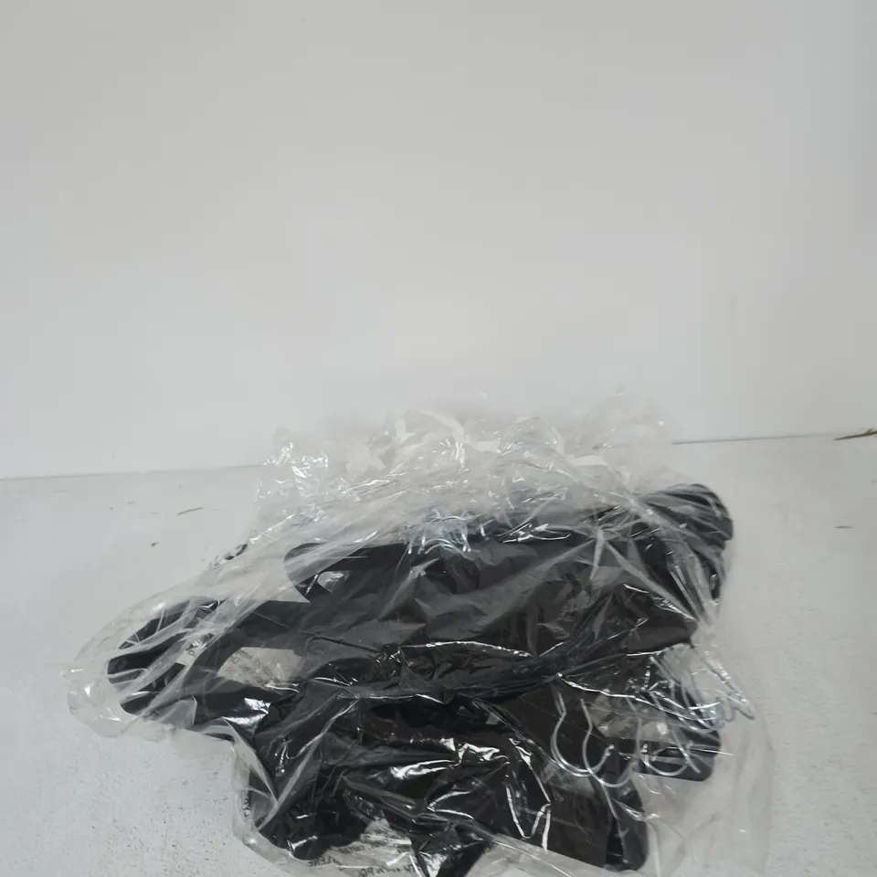 BOX OF APPROXIMATELY 15 ASSORTED ITEMS TO INCLUDE: APPROXIMATELY 35 BLACK SOFT CLOTHES HANGARS 