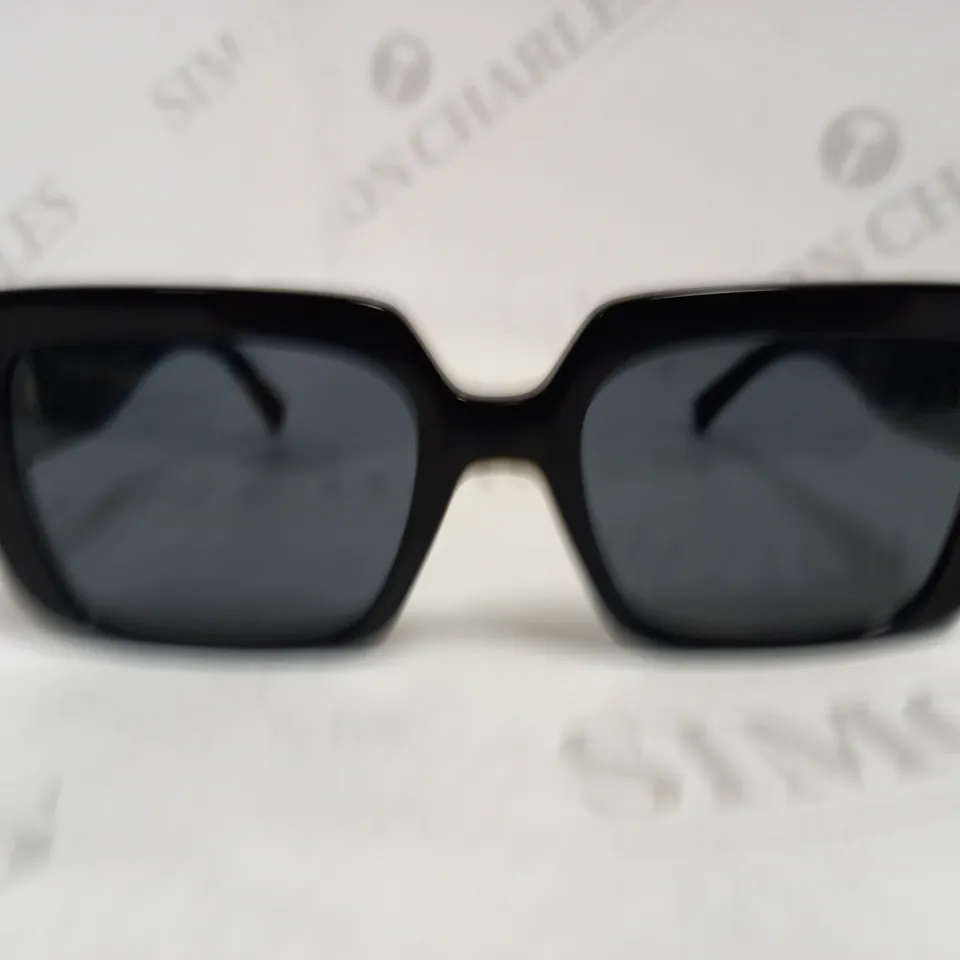VERSACE SQUARE SUNGLASSES - BLACK RRP £233