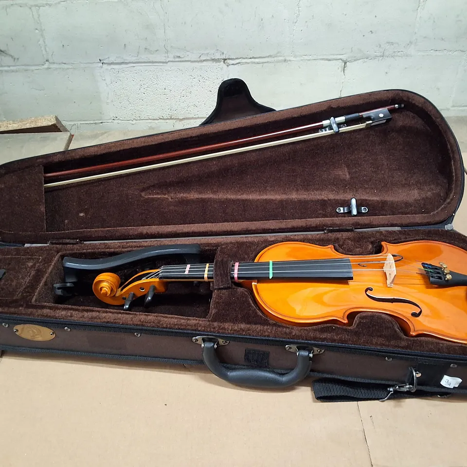 STENTOR STUDENT 3/4 VIOLIN WITH BOW IN WOODEN CASE (USED) – INCLUDES BOW AND ACCESSORIES
