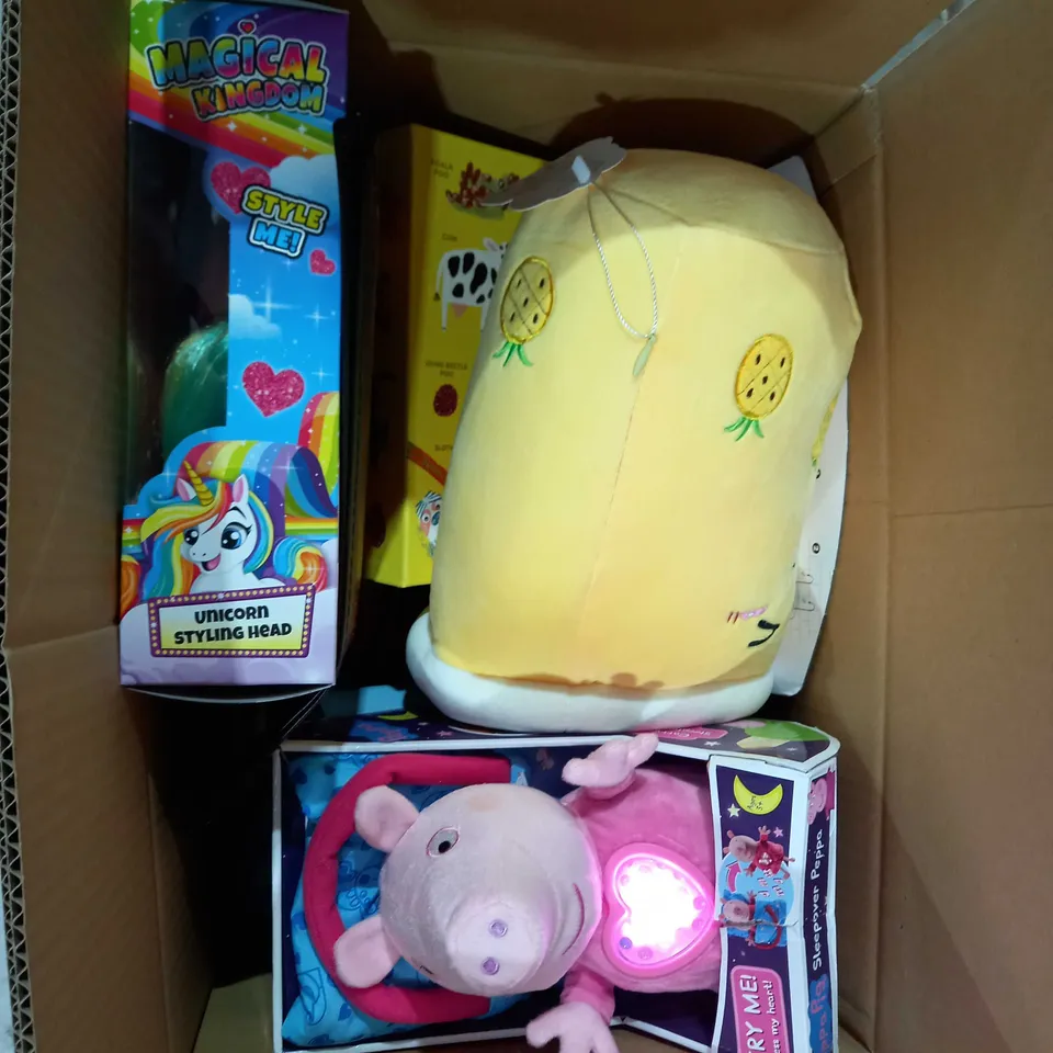 ASSORTED BOX OF APPROXIMATELY 10 TOYS AND GAMES TO INCLUDE AMOZO STUFFED ANIMAL PILLOW, PEPPA PIG SLEEPOVER PEPPER TOY, TARMAK SK100 MINI BASKETBALL AND HOOP, ETC 