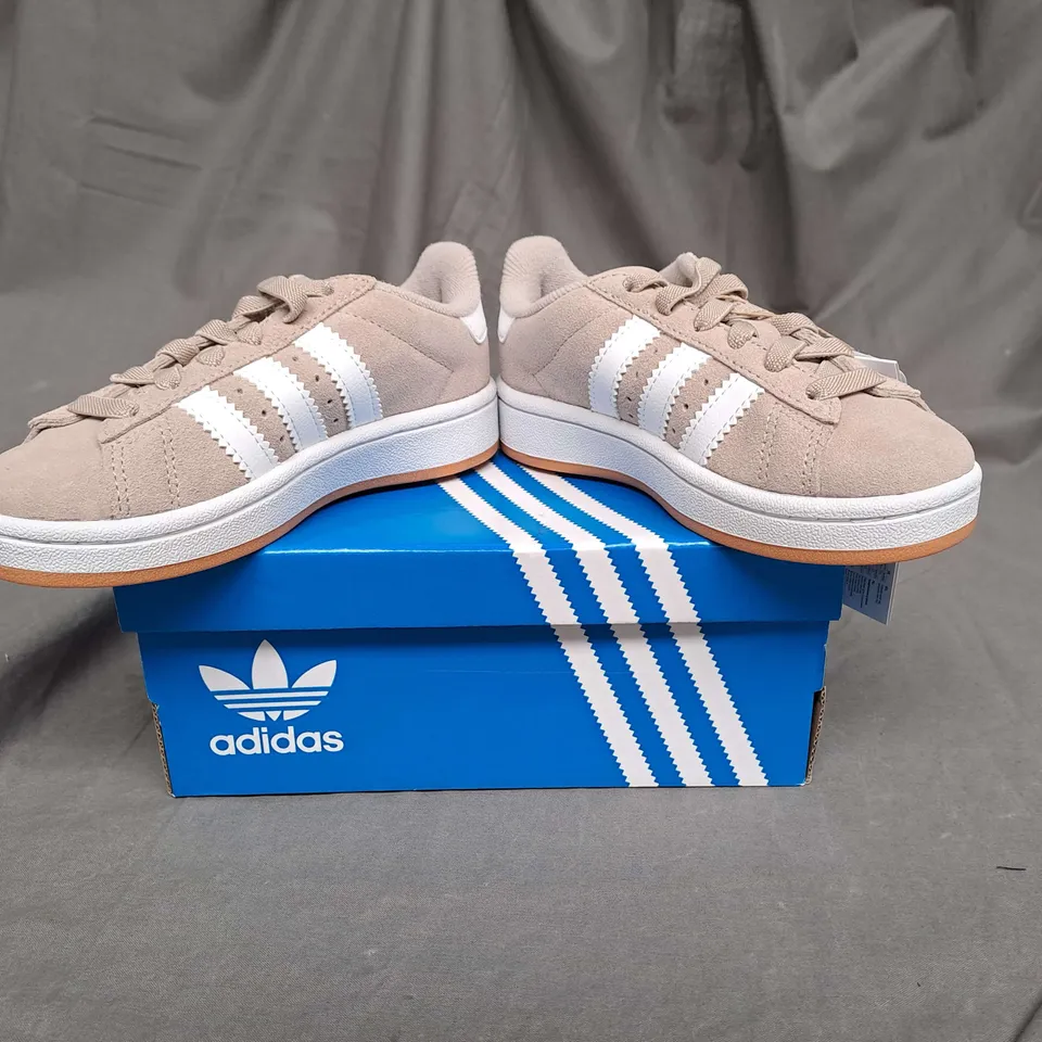 BOXED PAIR OF ADIDAS ORIGINALS CAMPUS KIDS TRAINERS IN BEIGE/WHITE SIZE 11