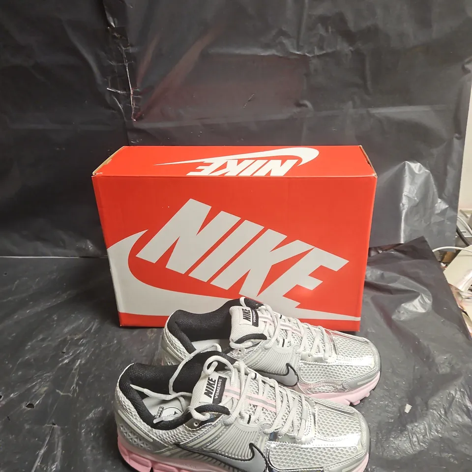 NIKE ZOOM VOMERO 5 WOMEN’S RUNNING SHOES – GREY/SILVER WITH PINK OUTSOLE (BOXED) UK SIZE 6