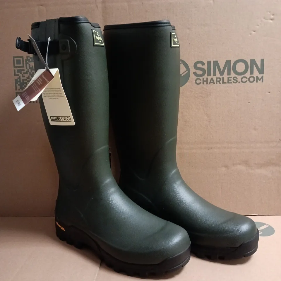 BOXED PAIR OF HOGGS OF FIRE WELLINGTON BOOTS IN DARK GREEN SIZE UK 8