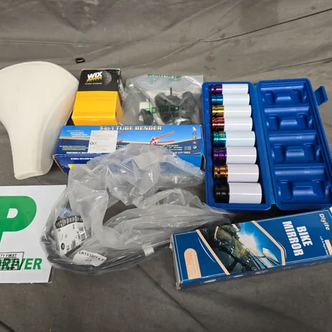 APPROXIMATELY 8 ASSORTED AUTO ITEMS TO INCLUDE PASS PLATES, WIX WL7077, BIKE MIRROR, AND CAR MATS ETC. - COLLECTION ONLY