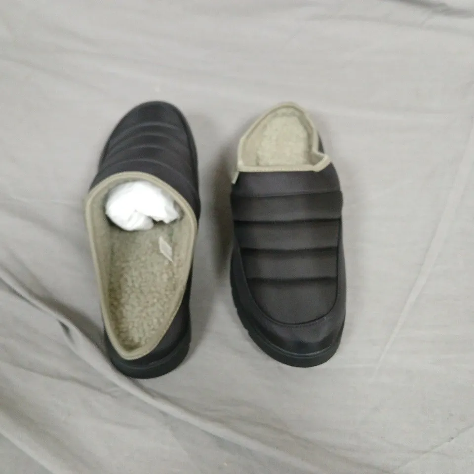 BOXED THE OODIE PUFFY SOFT SLIPPERS IN BLACK, UK 5-6 (EU 38-39)