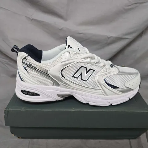 BOXED PAIR OF NEW BALANCE 530 ABZORB TRAINERS IN SILVER/WHITE - UK 7.5