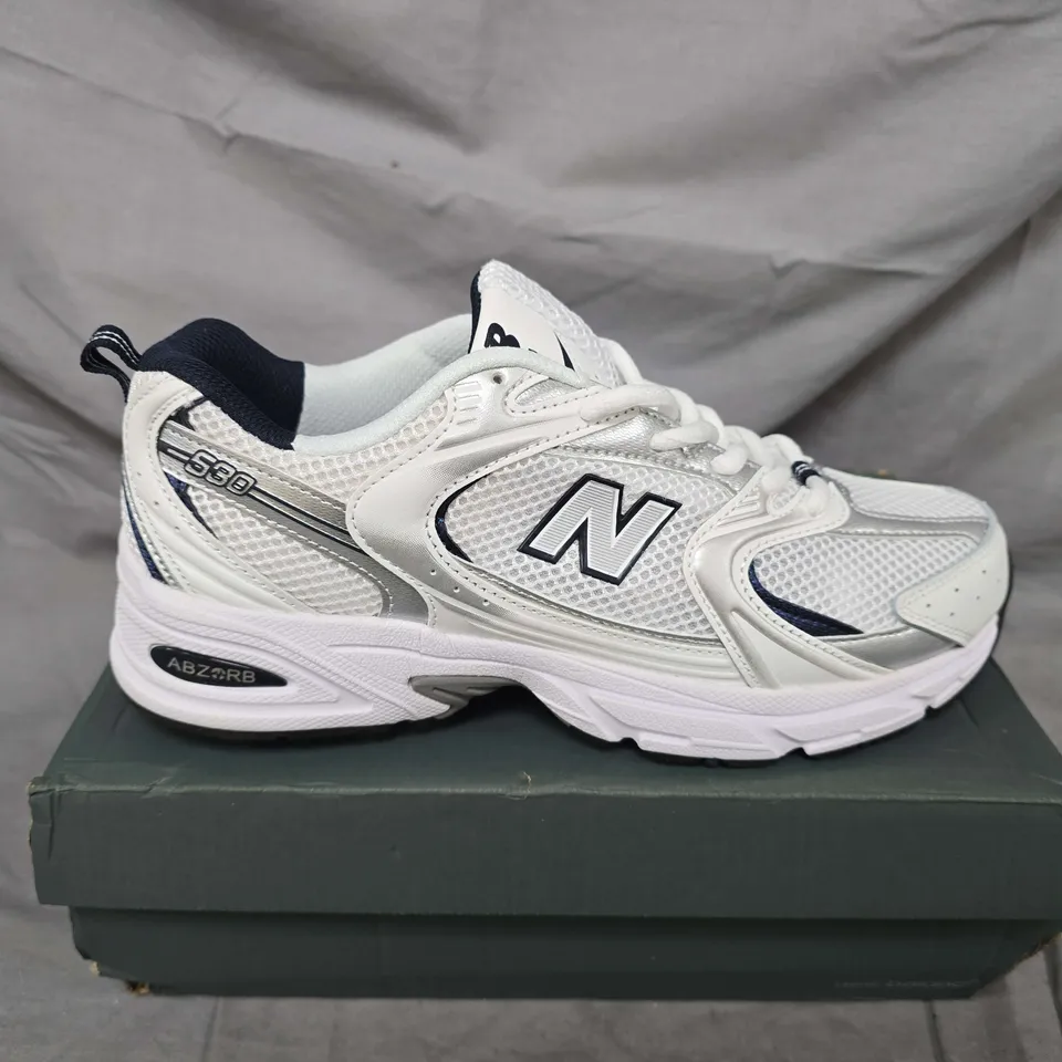 BOXED PAIR OF NEW BALANCE 530 ABZORB TRAINERS IN SILVER/WHITE - UK 7.5