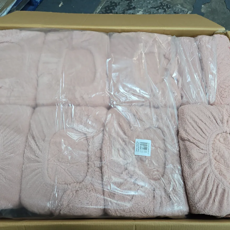 APPROXIMATELY EIGHT  SUPER SNUGGLY TEDDY FLEECE DUVET SET WITH 2 PILLOWCASES DOUBLE - COLLECTION ONLY