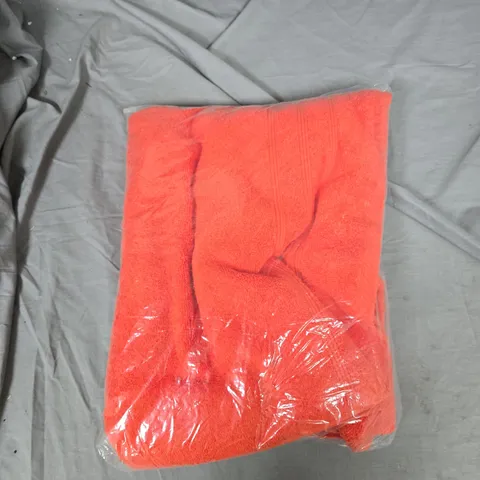 BOX OF APPROXIMATELY 7 ASSORTED ITEMS TO INCLUDE: TOWEL AND CHRISTMAS BEDDING