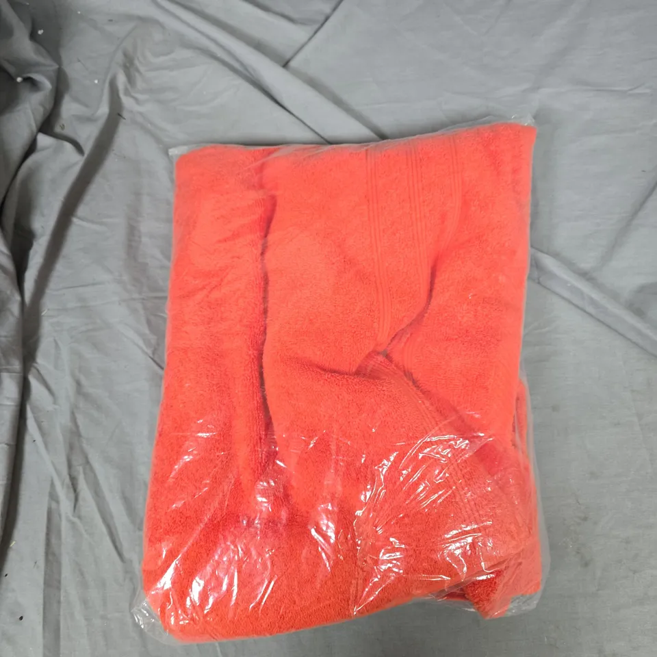 BOX OF APPROXIMATELY 7 ASSORTED ITEMS TO INCLUDE: TOWEL AND CHRISTMAS BEDDING