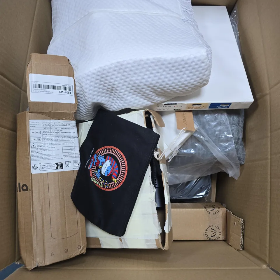 BOX OF APPROXIMATELY 12 ASSORTED HOUSEHOLD ITEMS INCLUDING NECK FAN , FIT FLAP SPORTS & TRAVEL TOWEL AND FLORAL LIGHT SHADE