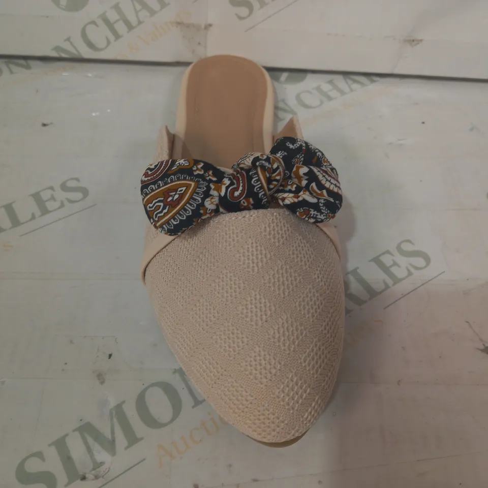 PAIR OF DESIGNER SLIP-ON PUMPS IN BEIGE W. BOW EU SIZE 34