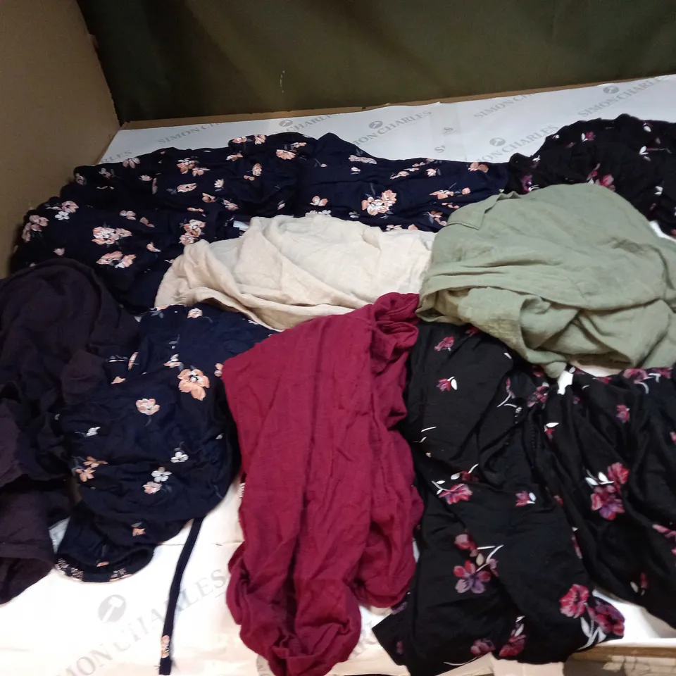 BAG OF APPROX 10 ASSORTED CLOTHING ITEMS TO INCLUDE - MAISON DE NIMES - FIRETRAP SHIRT - FRENCH CONNECTION 