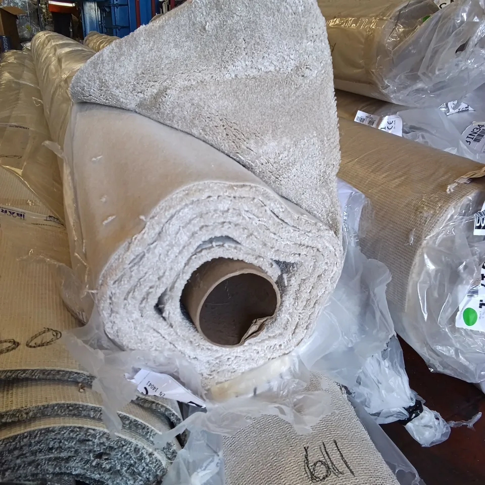 ROLL OF QUALITY TWINBACK KESARI CARPET // APPROX SIZE: 4.0 X 4.3m