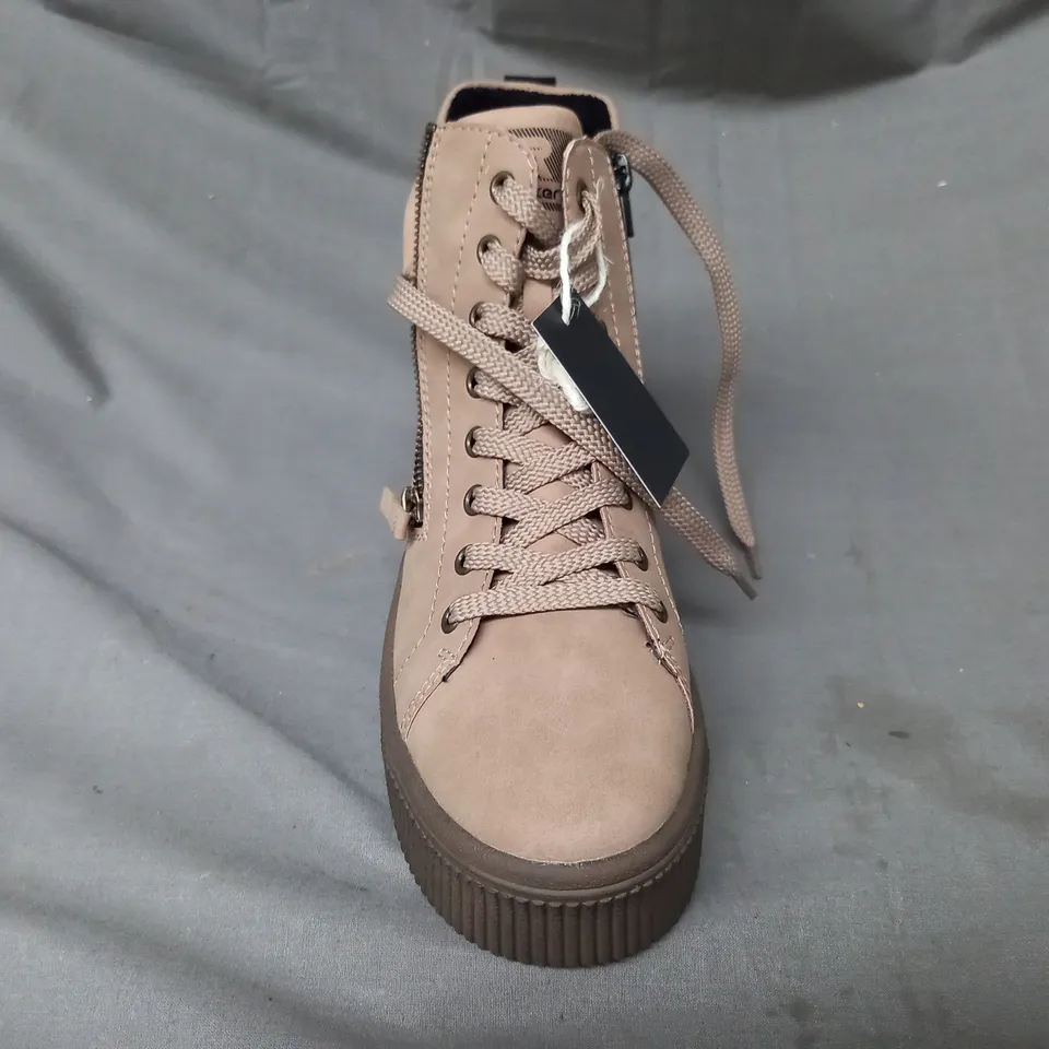 BOXED PAIR OF RIEKER PLATFORM ANKLE BOOTS IN CAMEL SIZE 6.5