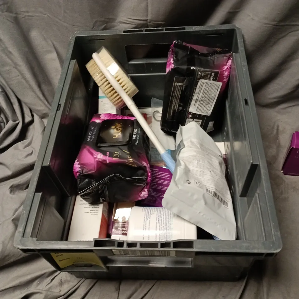 APPROXIMATELY 15 ASSORTED HEALTH AND BEAUTY ITEMS INCLUDING LOREAL ABSOLUT REPAIR PROTEIN AND GOLD QUINOA, ESSICAN PURELIFE SANDALWOOD FRAGRANCE OIL AND IDOL CUTICLE OIL