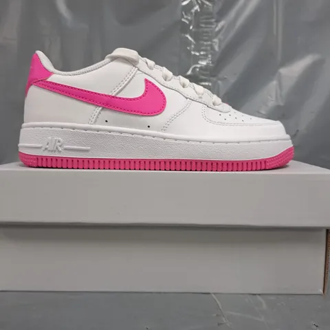 BOXED PAIR OF NIKE AIR FORCE 1 SHOES IN WHITE/FUCHSIA SIZE UK 3