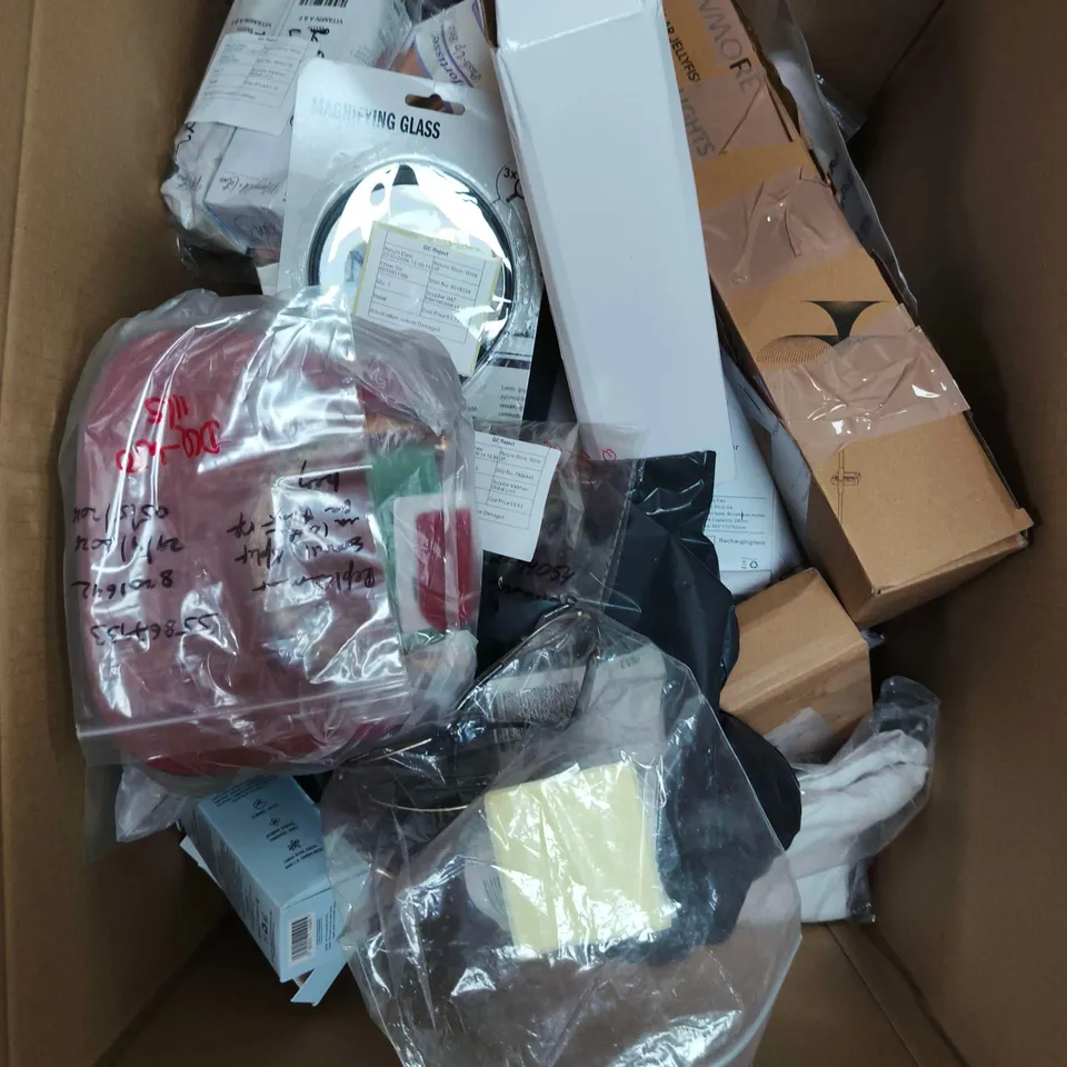 APPROXIMATELY 15 ASSORTED HOUSEHOLD ITEMS TO INCLUDE MAGNIFYING GLASS, SPRAY FAN, LED LIGHTS ETC