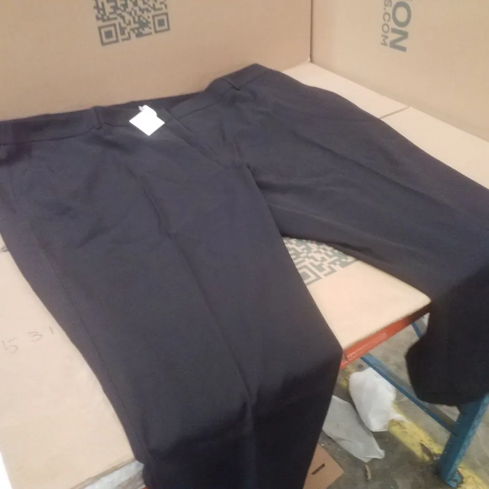 BOX CONTAINING APPROXIMATELY 7X BRAND NEW CAPSULE TAPERED TROUSERS - COLOUR BLACK - SIZE 32R
