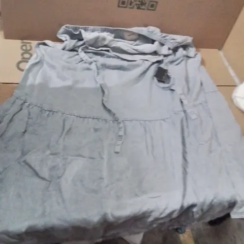 BOX CONTAINING APPROXIMATELY 15 BRAND NEW SIMPLE BE WOMENS TENDER DRESS SIZE 22