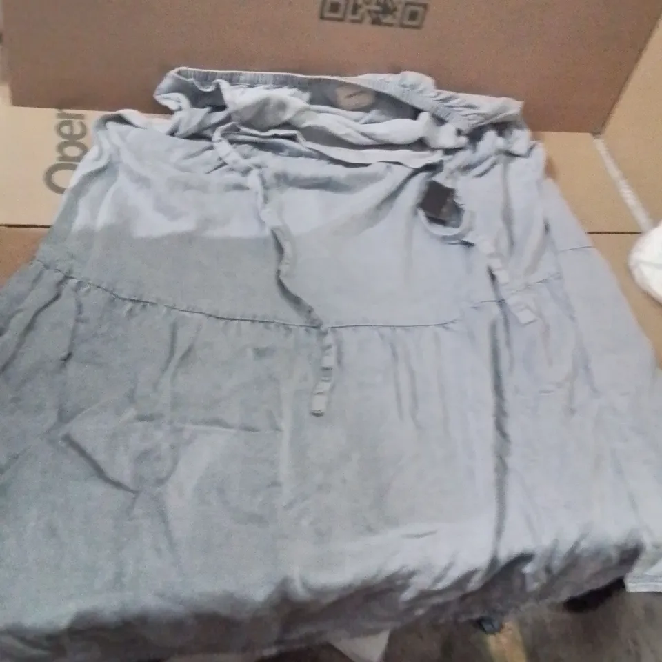 BOX CONTAINING APPROXIMATELY 15 BRAND NEW SIMPLE BE WOMENS TENDER DRESS SIZE 22