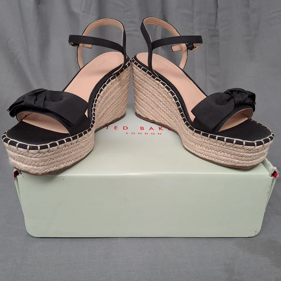 BOXED PAIR OF TED BAKER OPEN TOE HIGH WEDGE SANDALS WITH BOW DETAIL IN BLACK EU SIZE 40