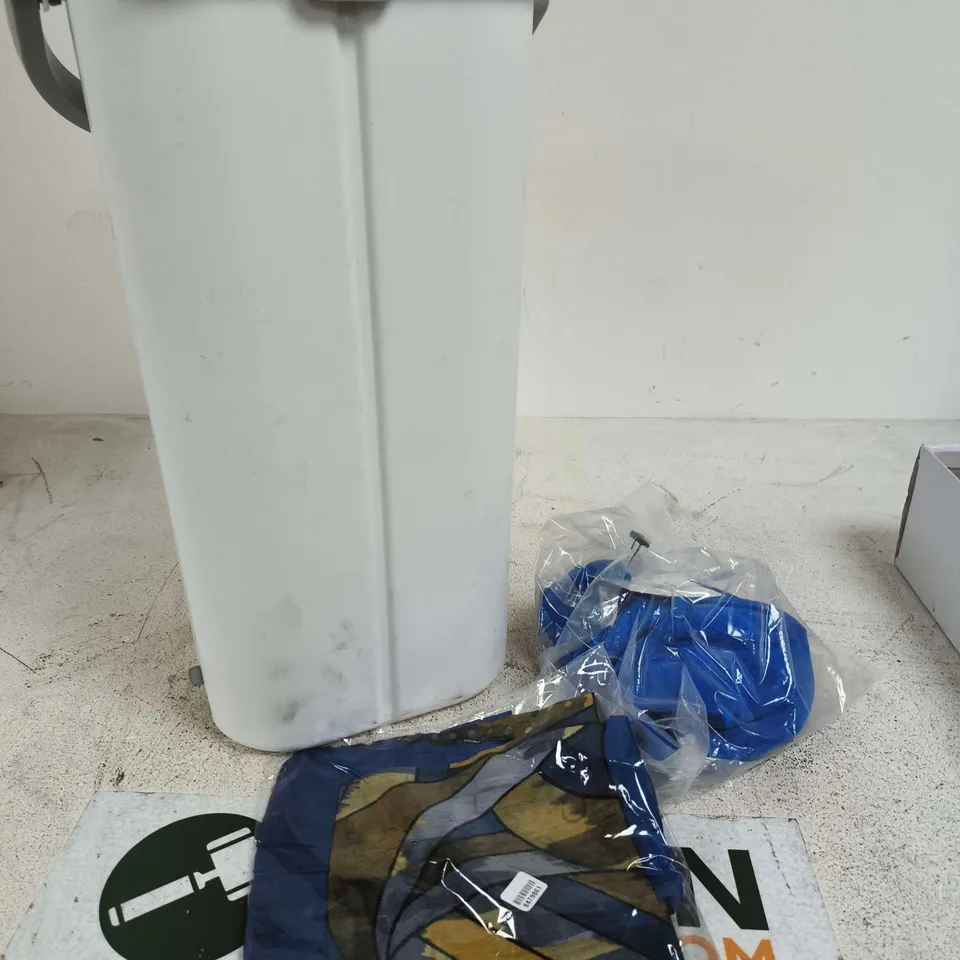 APPROXIMATELY 15 ASSORTED HOUSEHOLD ITEMS TO INCLUDE BUCKET, CLOTHING, GIFT BAG ETC