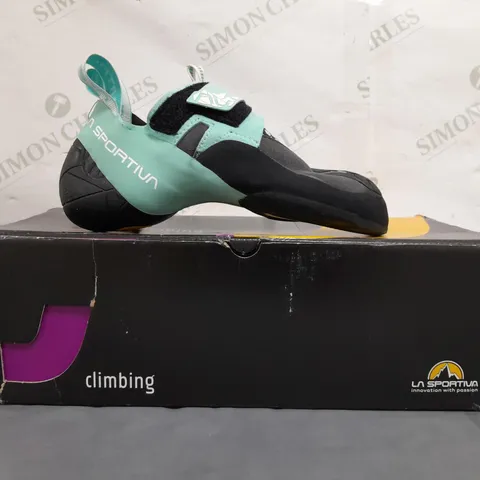 BOXED PAIR OF LA SPORTIVA SKWAMA VEGAN WOMENS CLIMBING SHOES IN CARBON/TURQUOISE UK 6.5