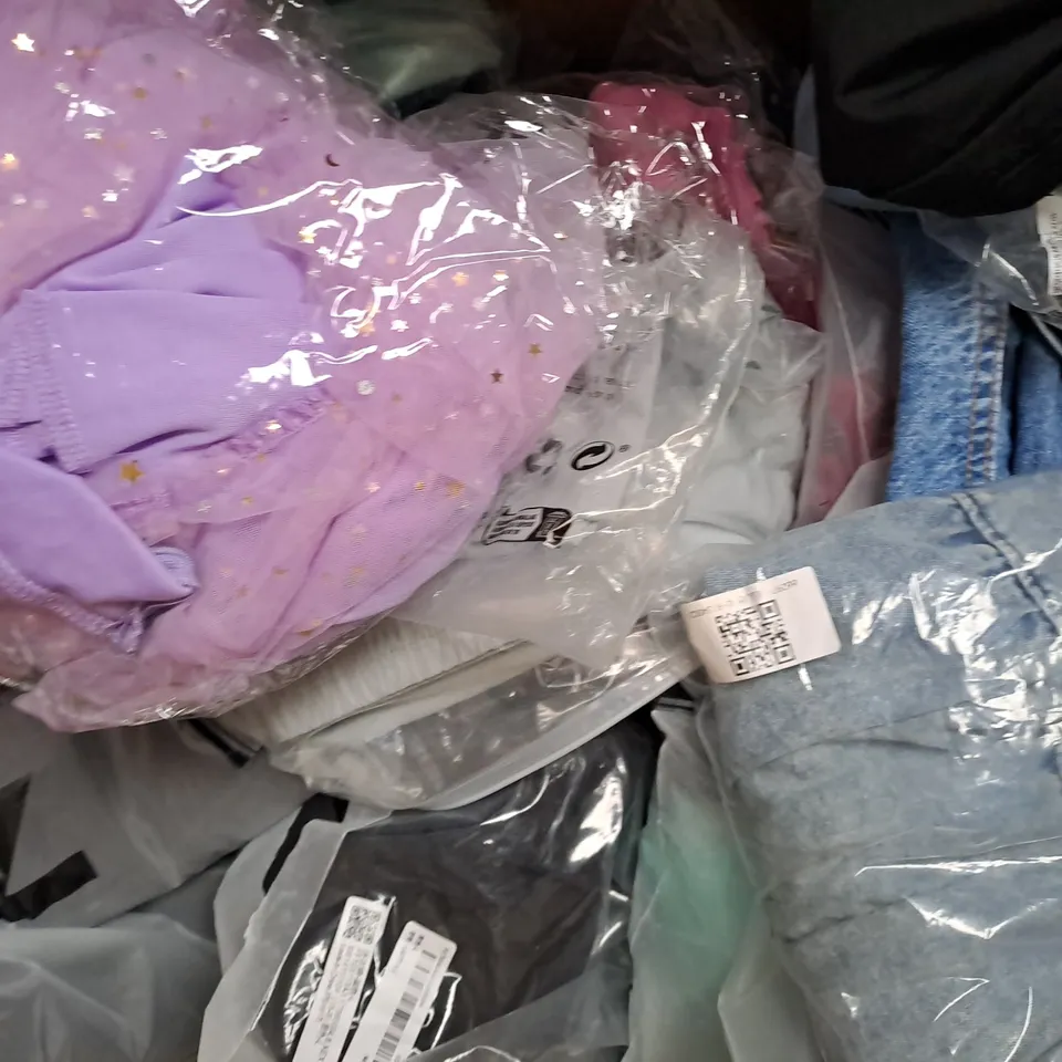 BOX OF APPROXIMATELY 20 ASSORTED CLOTHING & FASHION ITEMS IN VARIOUS STYLES AND SIZES TO INCLUDE GILDAN, NEXT, ETC