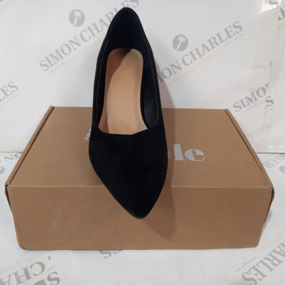 BOXED PAIR OF GOOD FOR THE SOLE CLOSED TOE HEELED SLIP-ON SHOES IN BLACK SIZE 7