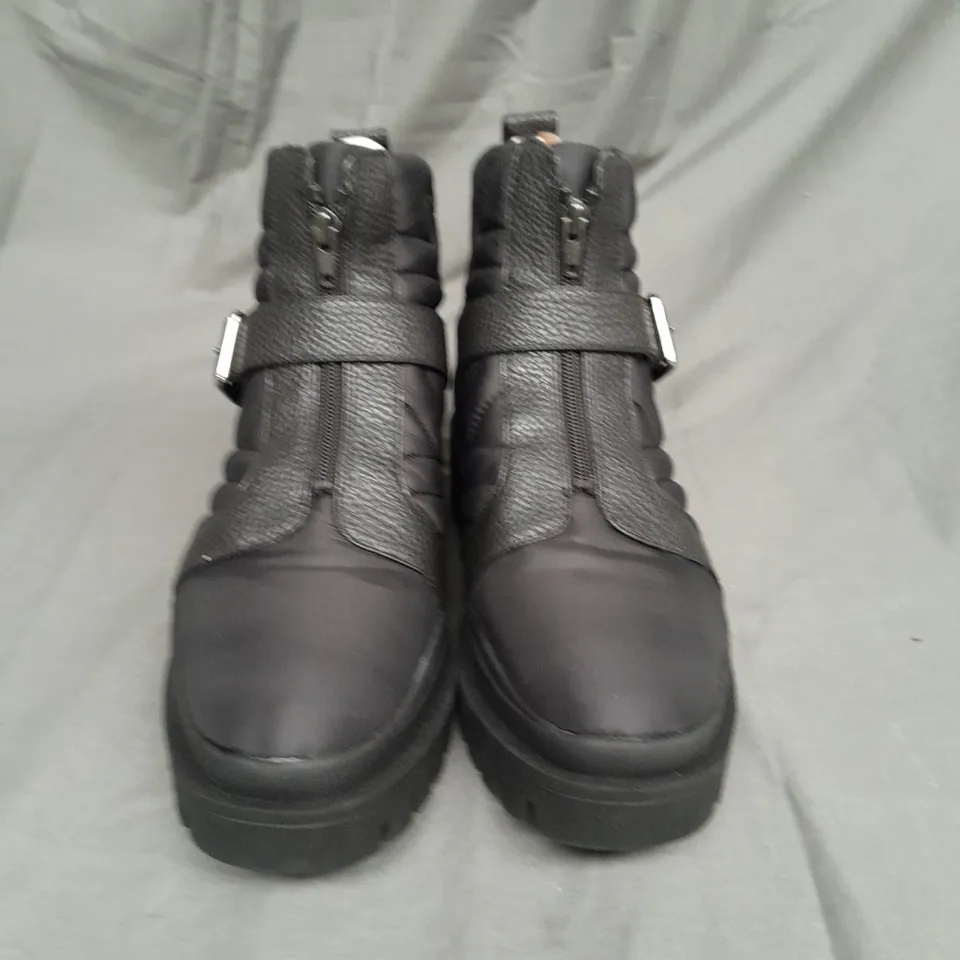 VIONIC LADIES QUILTED BLACK ZIP FASTENING BOOTS SIZE 7