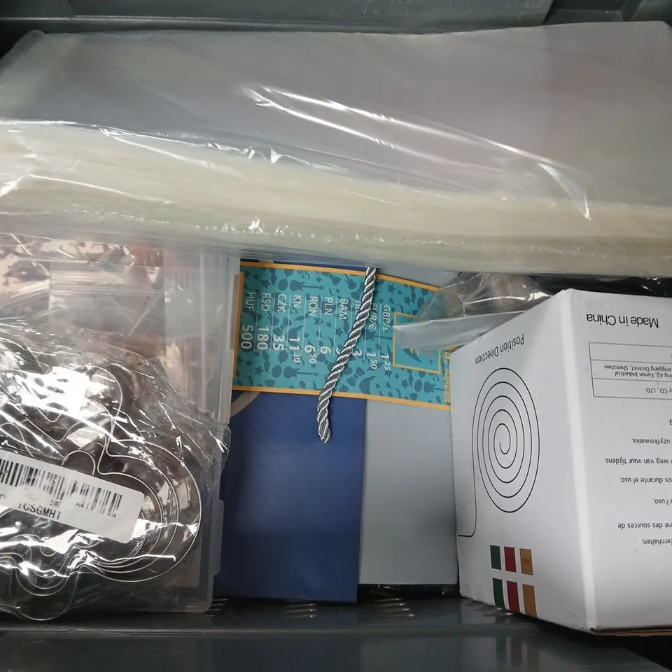 APPROXIMATELY 8 ASSORTED HOUSEHOLD ITEMS TO INCLUDE HOT WATER BOTTLE, ETC