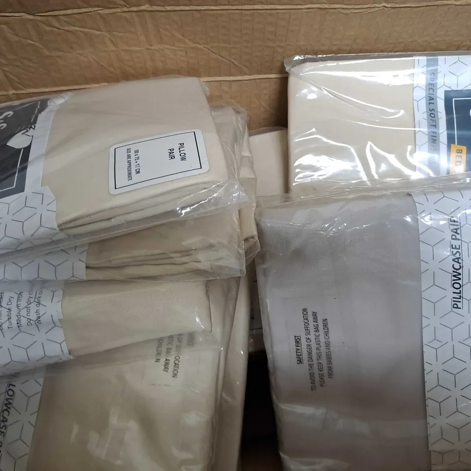 BOX OF APPROXIMATELY 12 ASSORTED BEDDING ITEMS
