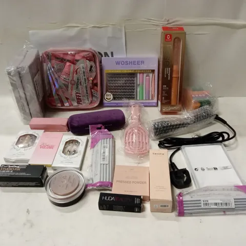 TOTE TO CONTAIN A MIXED ASSORTMENT OF WOMEN'S BEAUTY PRODUCTS