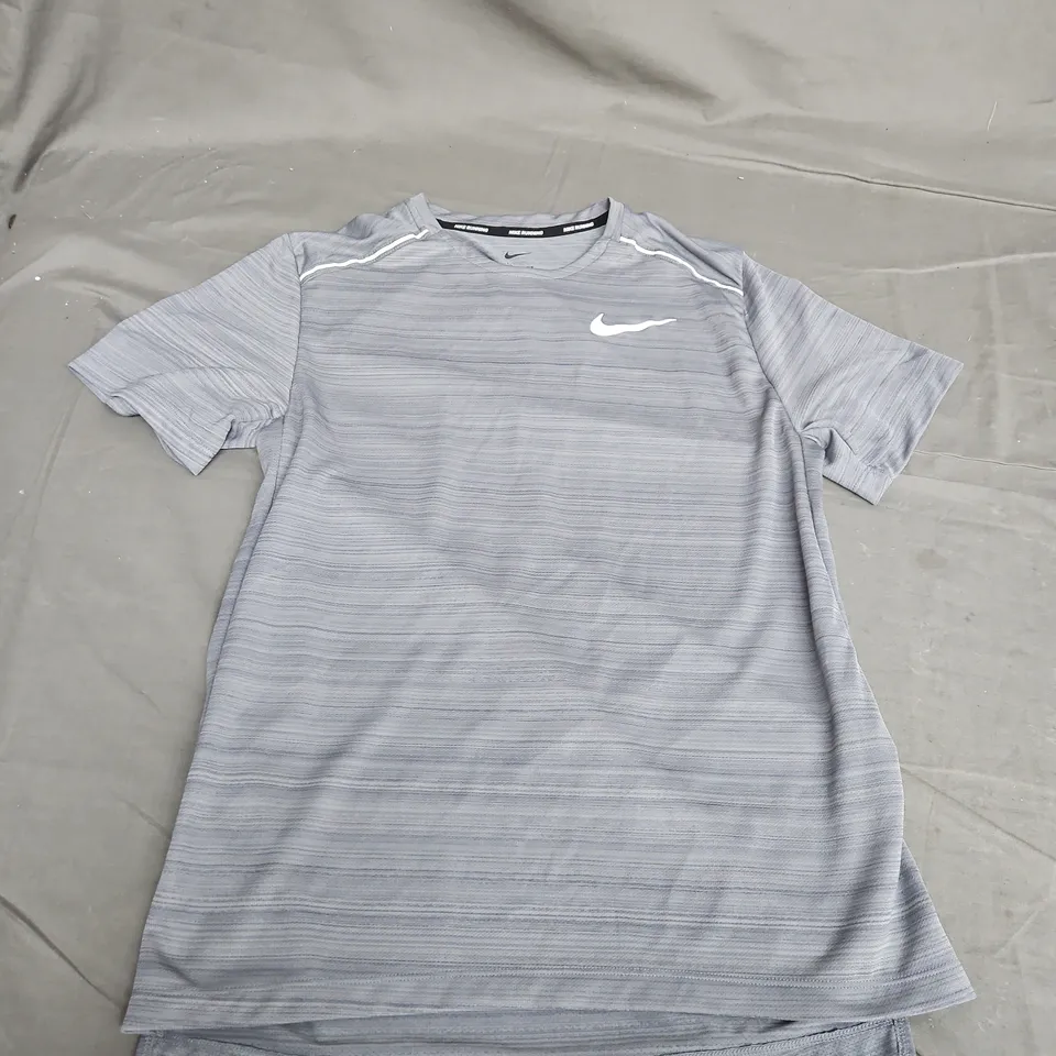 NIKE DRI-FIT RUNNING TEE IN GREY - SMALL