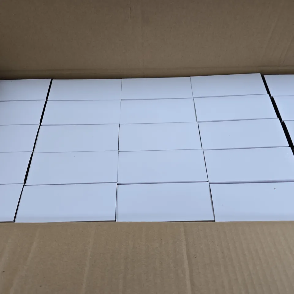 APPROXIMATELY 50 ILIANA EARRING BOOK BOXES (SIZE 13X10X5 CM) - RED 
