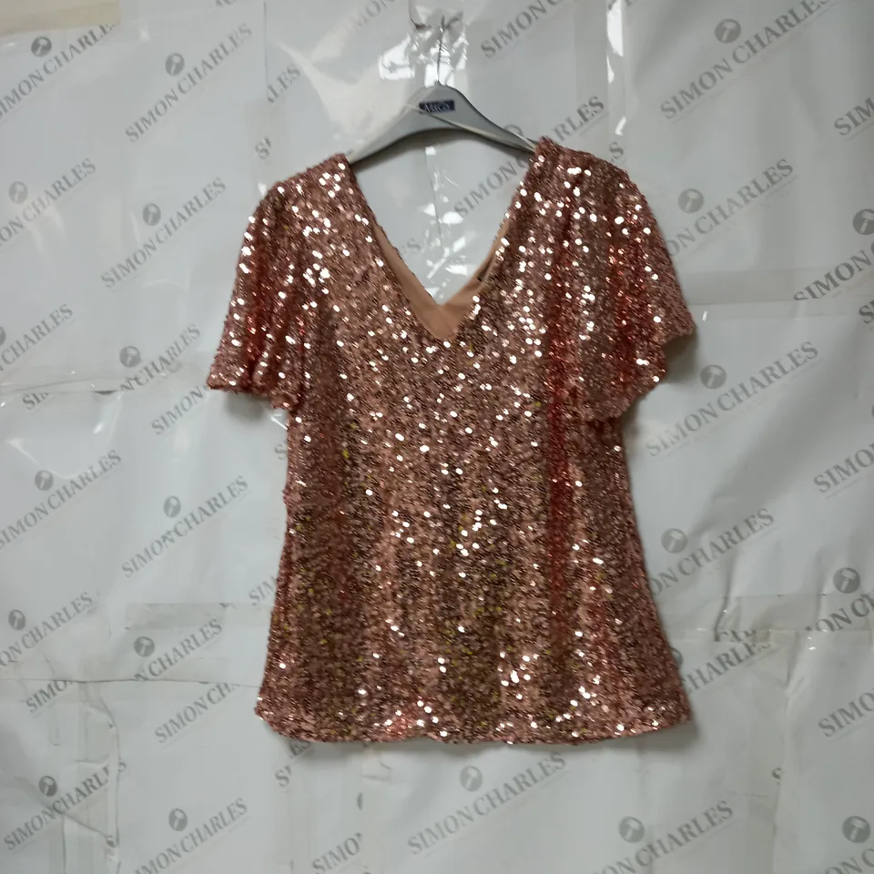 BOX OF APPROXIMATELY 10 ASSORTED WOMEN'S CLOTHING ITEMS INCLUDING TOPS, DRESSES ETC