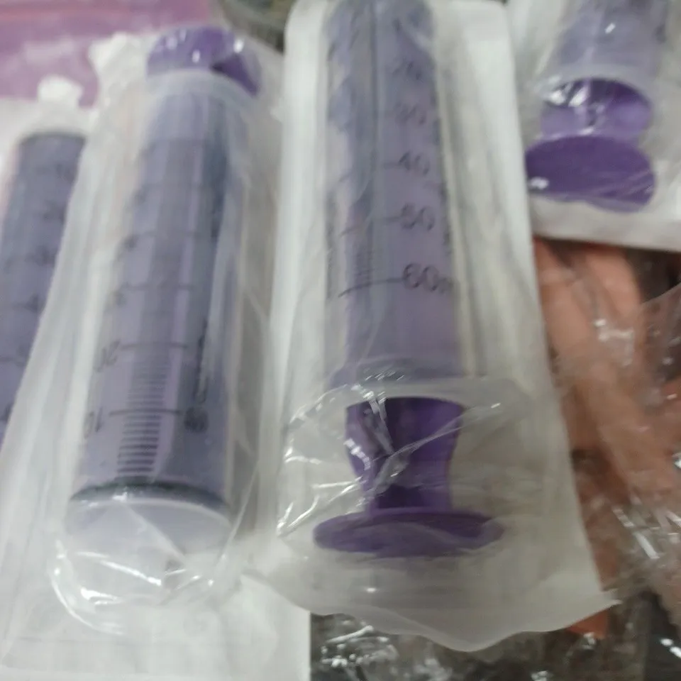 LOT CONTAINING VARIOUS HOUSEHOLD ITEMS TO INCLUDE; PLASTIC SYRINGES, TRAVEL HANGERS, TABLET CASE ETC. 