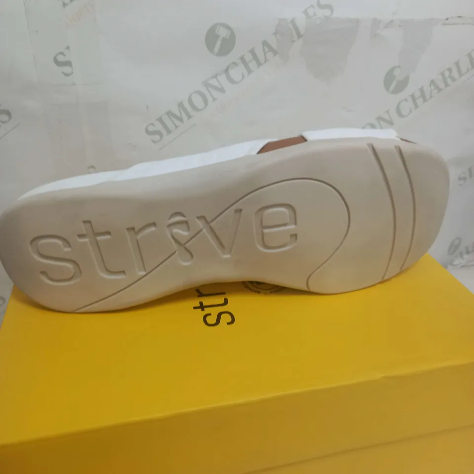 BOXED PAIR OF STRIVE SICILY ALIDER SANDALS IN WHITE SIZE 9
