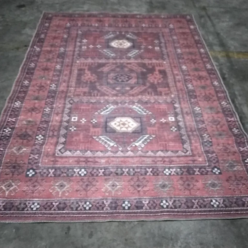 QUALITY DESIGNER RUG APPROXIMATELY 222X158CM