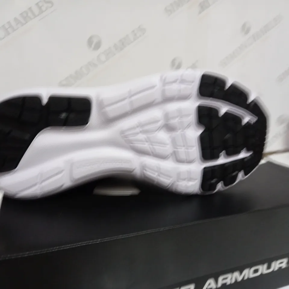 BOXED UNDER ARMOUR UA SURGE 3 - BLACK & PINK