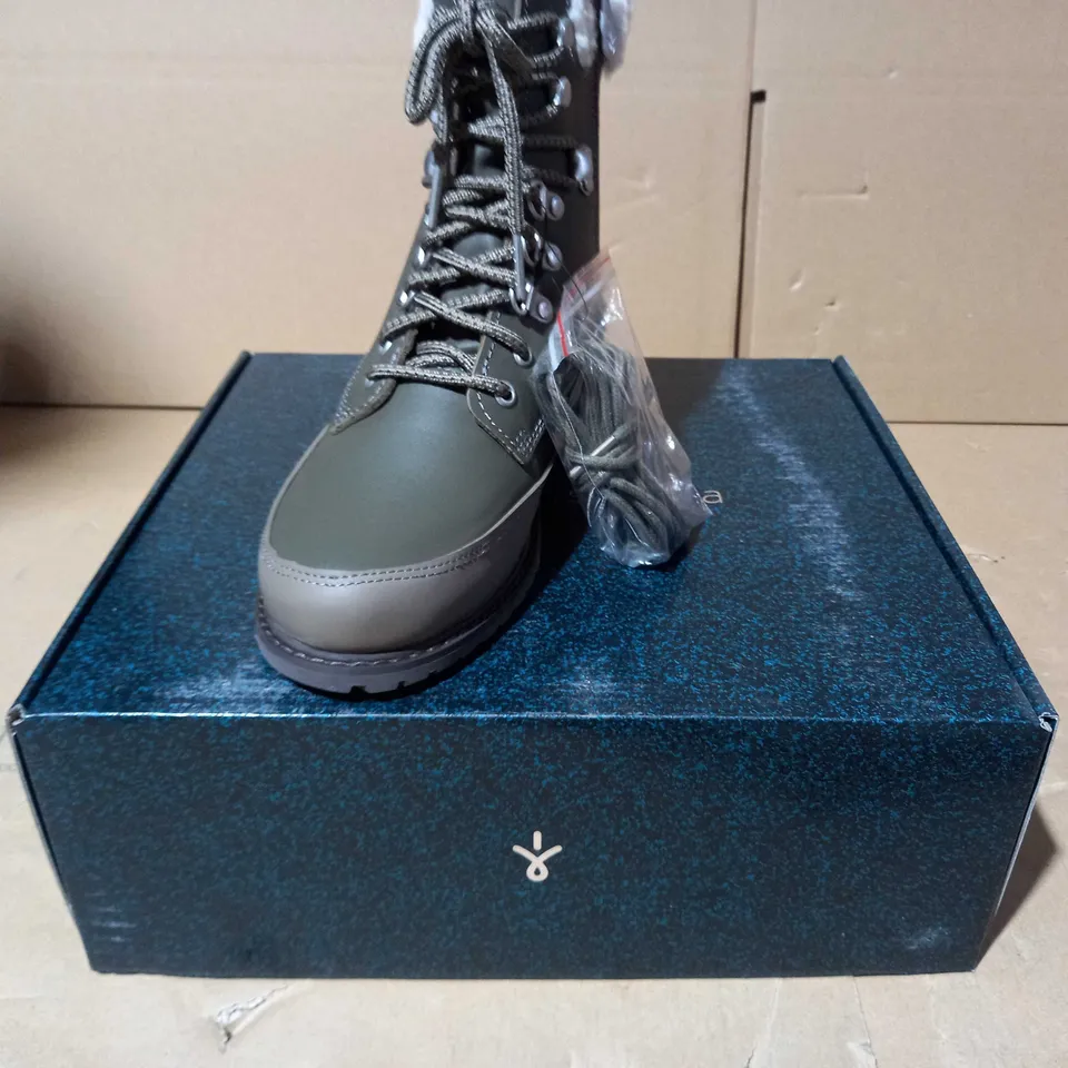 BOXED PAUR OF EMU OKAB FAUX LEATHER BOOTS IN DARK OLIVE UK SIZE 5