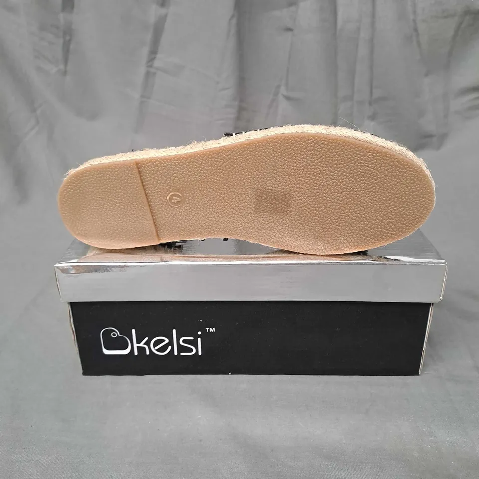 BOX OF APPROXIMATELY 12 PAIRS OF KELSHI SANDALS IN CAMEL/BLACK - VARIOUS SIZES 