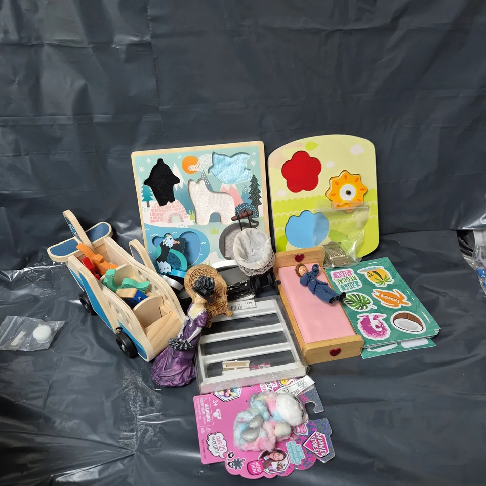 APPROXIMATELY 12 ASSORTED TOYS & GAMES TO INCLUDE WOODEN FIGURES, SCRUNCHMIEZ TOY, MINNIE MOUSE NECKLACE, ETC