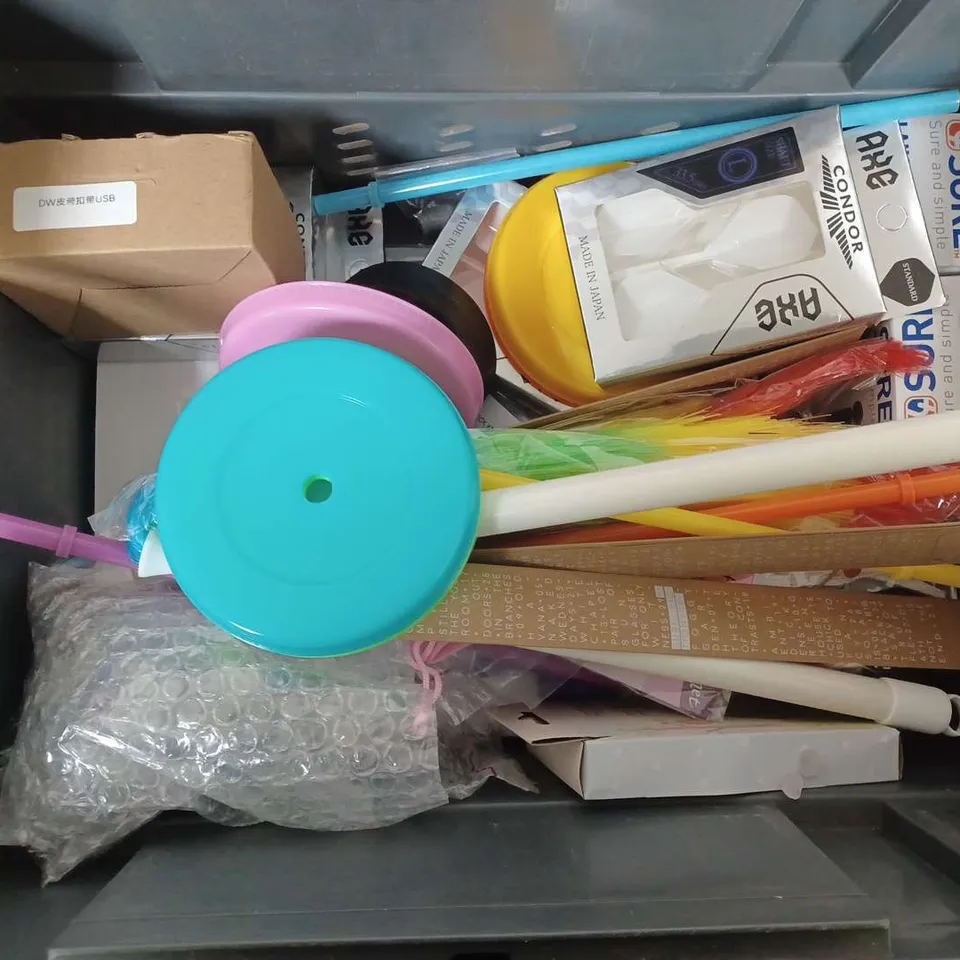 BOX OF ASSORTED HOUSE HOLD ITEMS TO INCLUDE PLASTIC CUPS FORKS SPOONS AND KNIFES - AXE CONDOR 