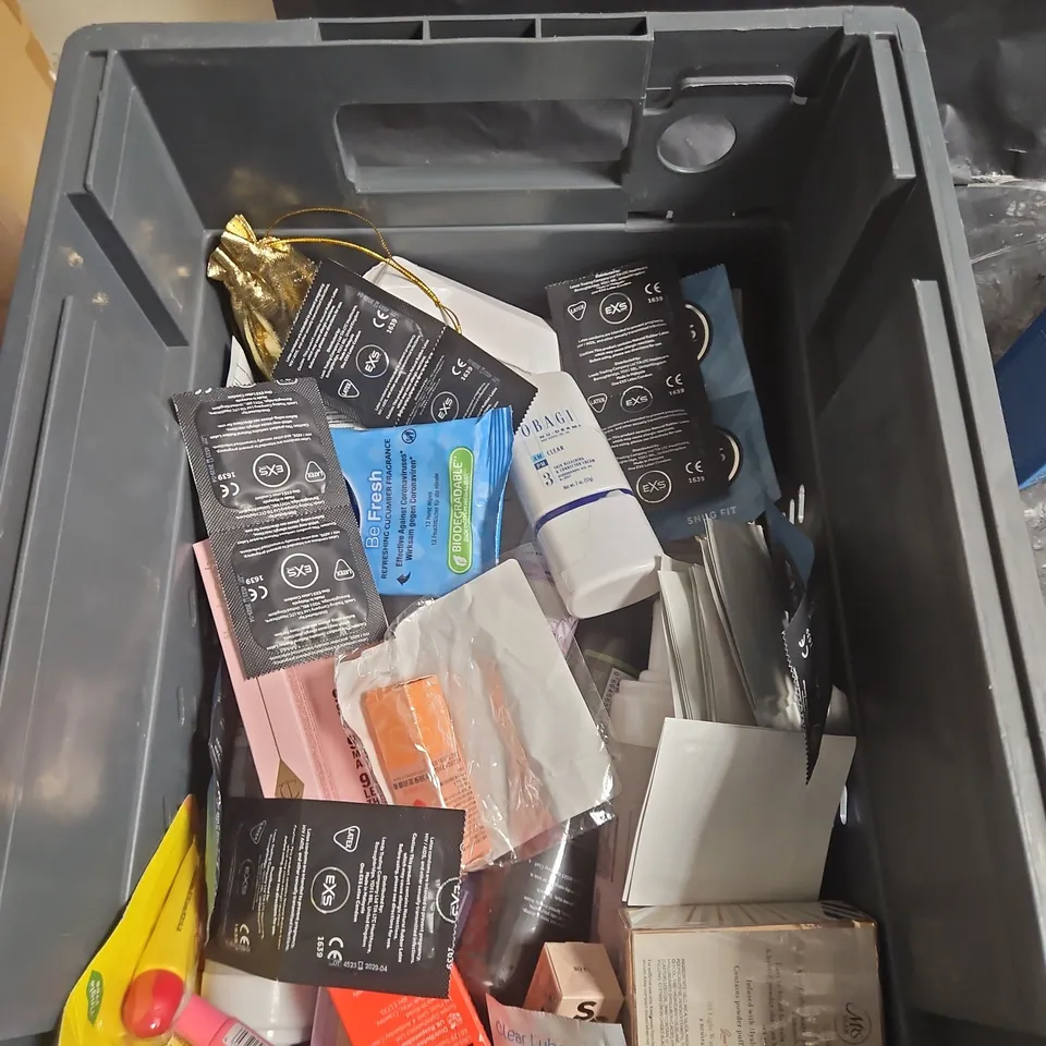 APPROXIMATELY 30 ITEMS OF HEALTH & BEAUTY ASSORTED LOT: SKINCARE, TOILETRIES & MEDICAL-STYLE ITEMS.