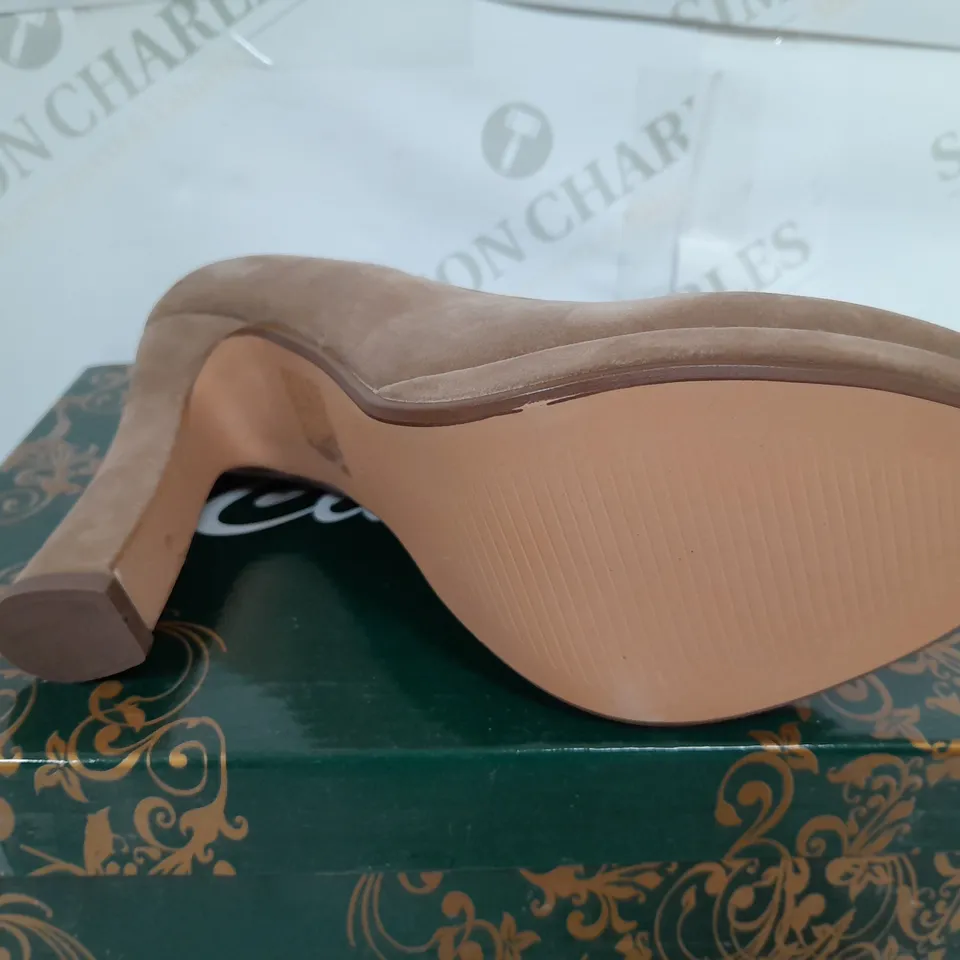 BOXED PAIR OF CLARAS CLOSED TOE THIN BLOCK HEELS IN CAMEL - SIZE 37