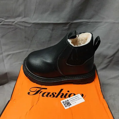 CHILDREN'S BLACK FAUX LEATHER BOOTS WITH FAUX FUR LINING – SIZE 24 (EU)
